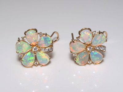 Solid gold ring featuring a high quality Australian crystal opal