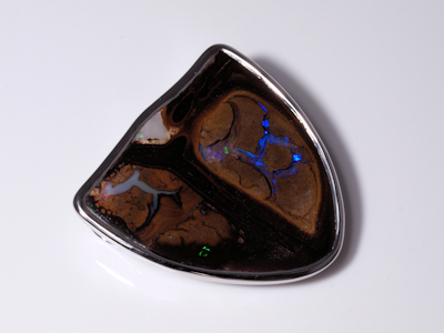 Individueller Silberschmuck geschmückt mit einem lebendigen Boulderopal