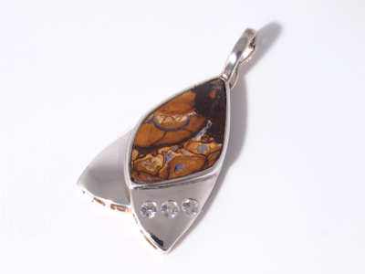 Einzigartiger Schmuck aus Silber mit einem farbenprächtigen Boulderopal