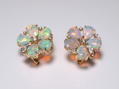Luxuriöser Opalschmuck aus Gold mit ausdrucksstarkem Kristallopal