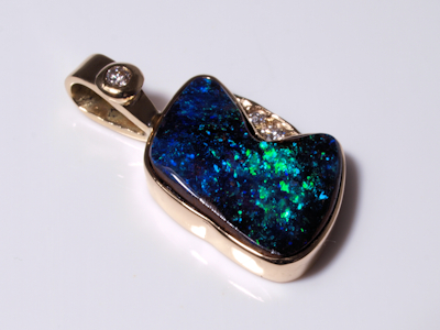 Kostbarer Opalschmuck: Seltener australischer Schwarzopal in Gold gefasst