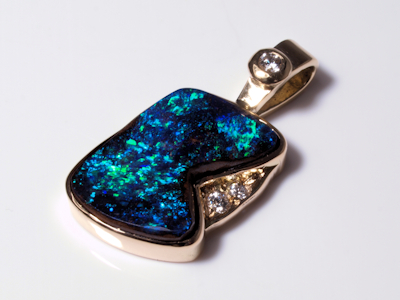 Prachtvoller Opal-Anhänger aus Gold mit einem echten Schwarzopal
