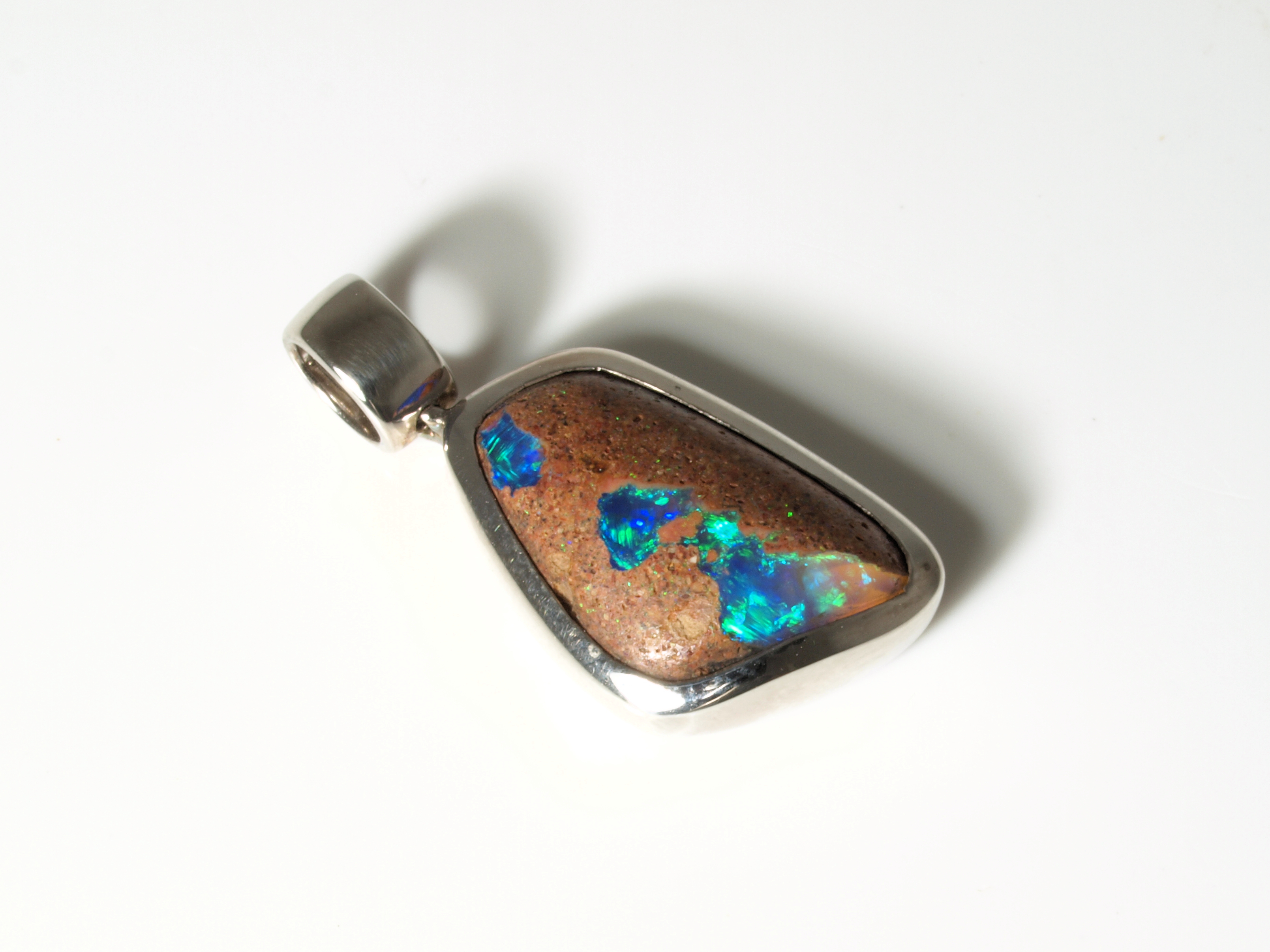 Design-Schmuck: Silberanhänger mit einem farbintensiven Boulder-Opal